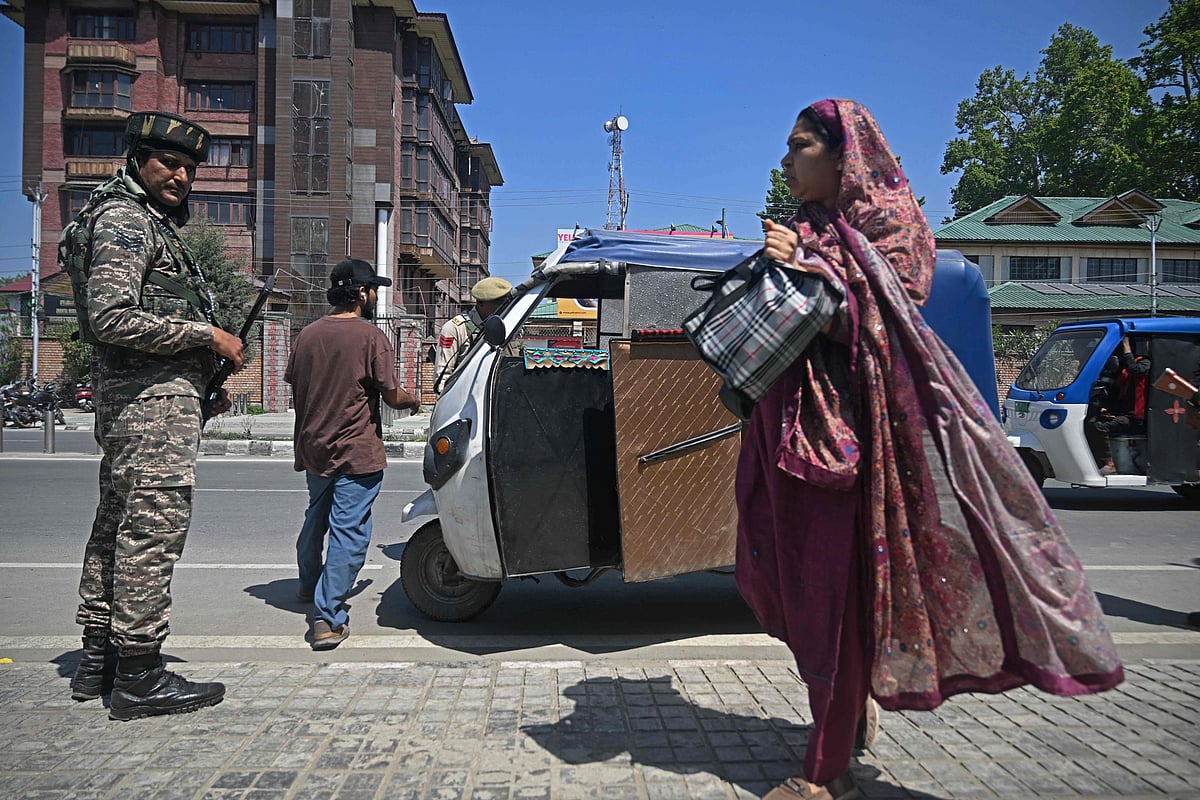 কাশ্মীরে ভারতের আধা সামরিক বাহিনীর টহল। ৩০ এপ্রিল, শ্রীনগর