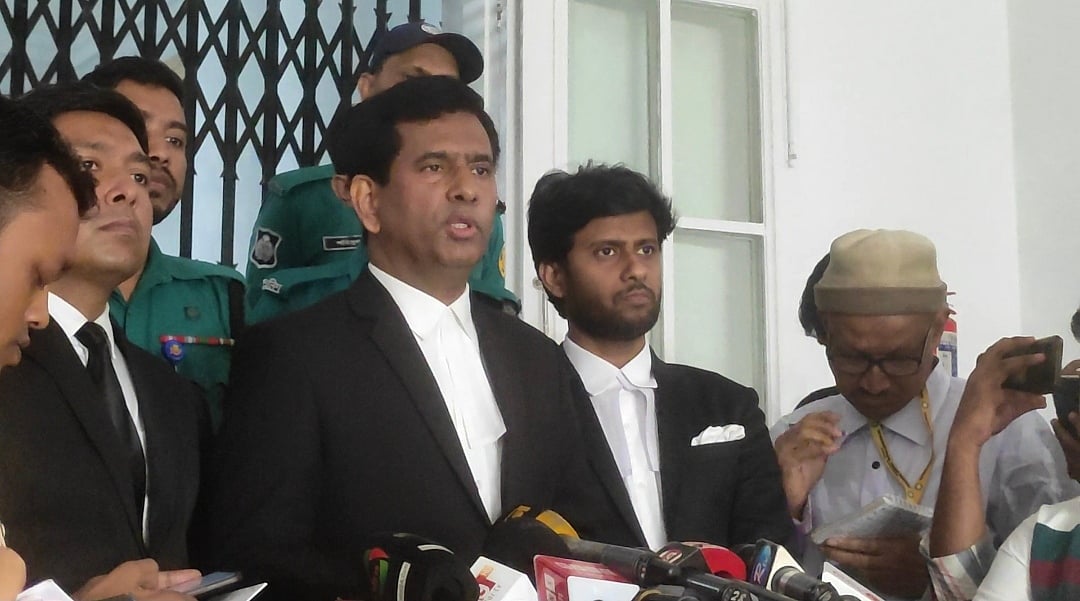 আন্তর্জাতিক অপরাধ ট্রাইব্যুনালের চিফ প্রসিকিউটর তাজুল ইসলাম আজ বুধবার ট্রাইব্যুনালের ফটকে সাংবাদিকদের ব্রিফ করেন