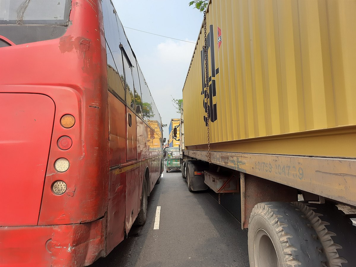 কুমিল্লায় ঢাকা-চট্টগ্রাম মহাসড়কে থেমে থেমে চলছে গাড়ি। আজ বুধবার সকালে