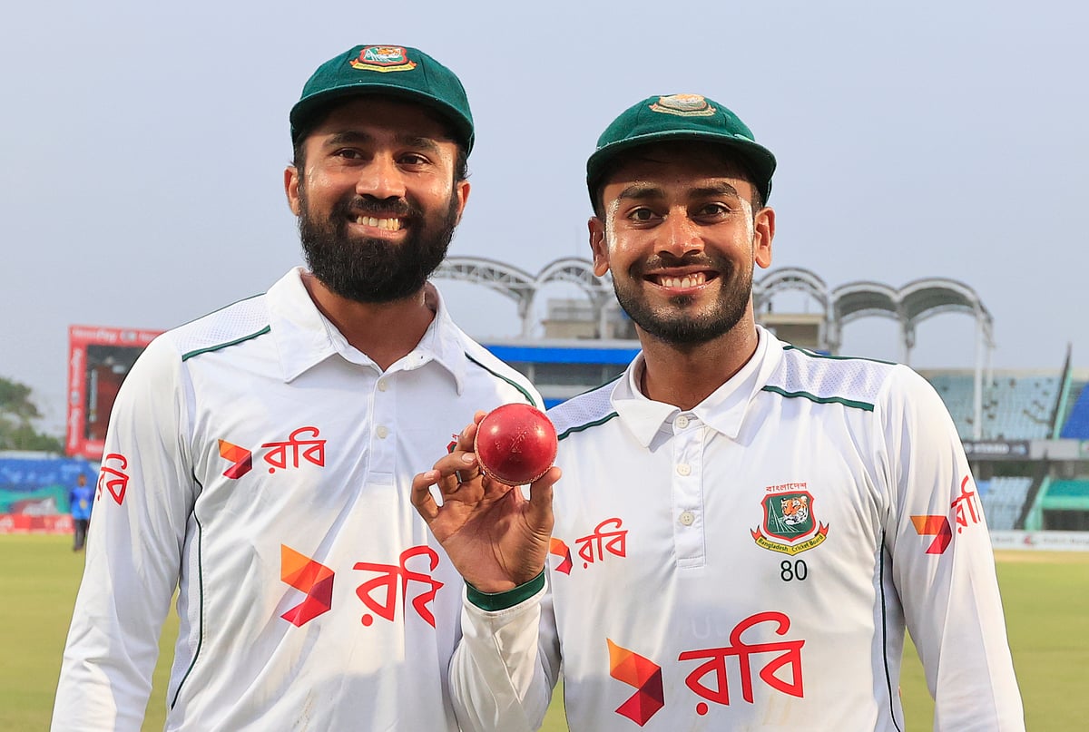 চট্টগ্রাম টেস্টে বাংলাদেশের জয়ের অন্যতম দুই নায়ক সাদমান ইসলাম (বাঁয়ে) ও মেহেদী হাসান মিরাজ