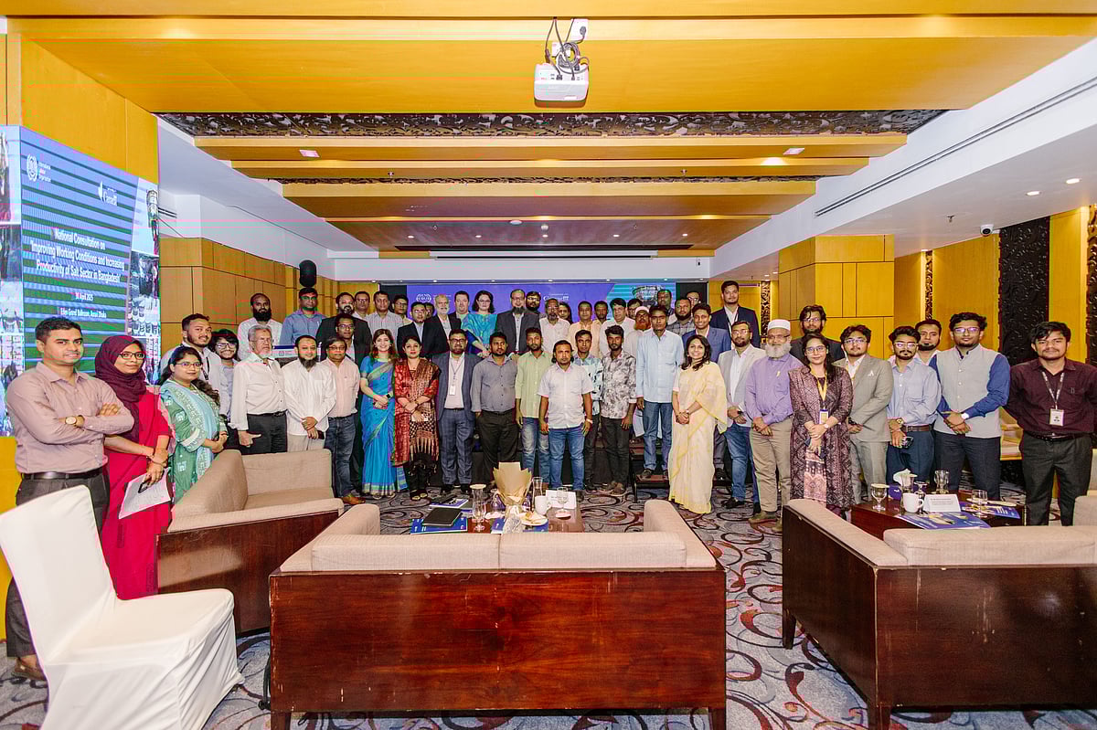 ‘দেশে লবণ খাতে কর্মপরিবেশ উন্নয়ন ও উৎপাদনশীলতা বৃদ্ধির লক্ষ্যে জাতীয় পরামর্শ সভা’ শীর্ষক অনুষ্ঠানে উপস্থিত অতিথি ও অংশগ্রহণকারীরা