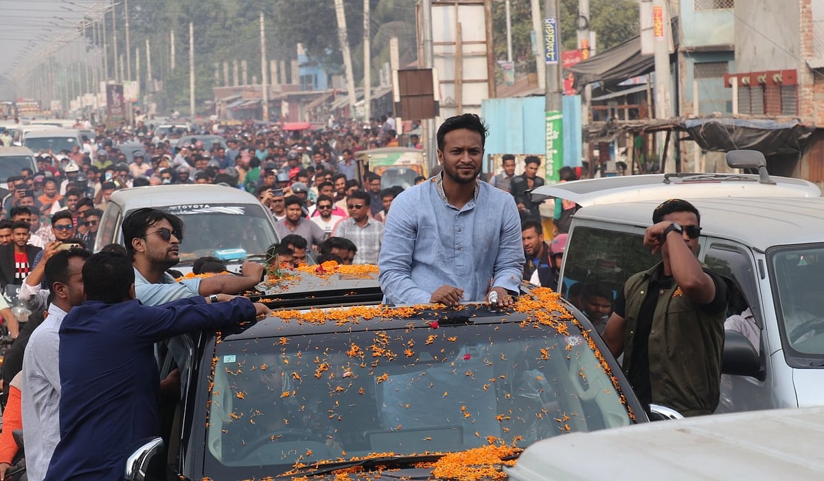 আওয়ামী লীগের প্রার্থী হওয়ার পর প্রথমবার যখন মাগুরায় যান সাকিব আল হাসান, তখন তাঁকে দেখতে রাস্তার দুই পাশে হাজারো মানুষের ভিড় করেছিলেন। গত ৫ আগস্টের অভ্যুত্থানের পর বদলে গেছে সেই চিত্র