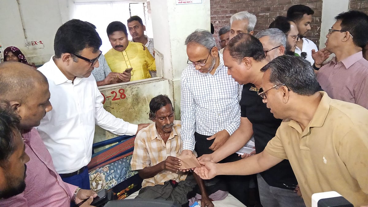 হাসপাতালের শয্যায় নিজাম। তাঁর পাশে বিএনপির নেতারা। আজ দুপুরে ফরিদপুর মেডিকেল কলেজ হাসপাতালে