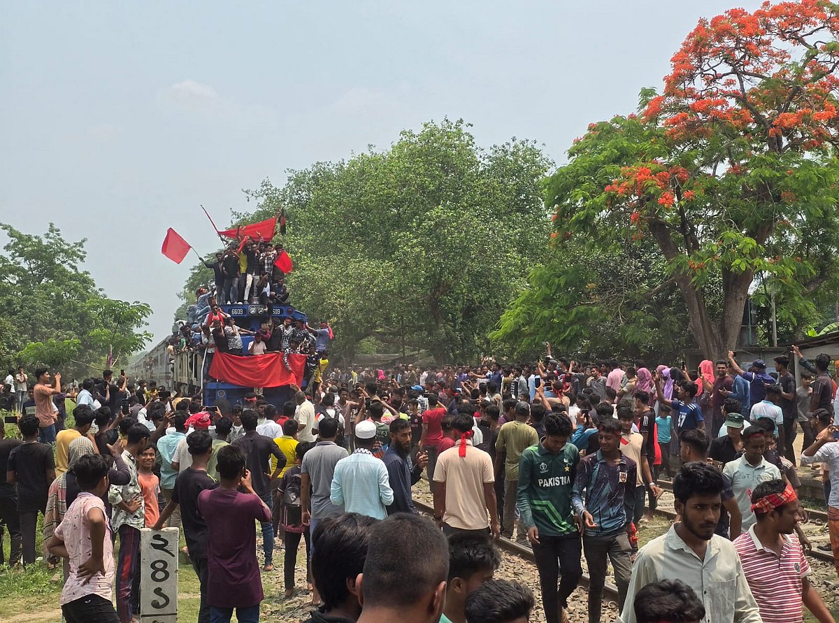 আন্তনগর ট্রেনের যাত্রাবিরতির দাবিতে রেলপথ অবরোধ করেন স্থানীয় লোকজন। আজ বৃহস্পতিবার দুপুরে রাজশাহীর চারঘাট উপজেলার নন্দনগাছী স্টেশনে