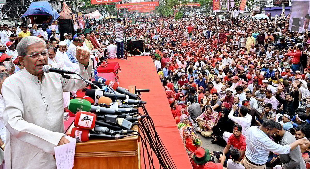 বিএনপির মহাসচিব মির্জা ফখরুল ইসলাম আলমগীর নয়াপল্টনে শ্রমিক সমাবেশে বক্তব্য দেন। ঢাকা, ১ মে