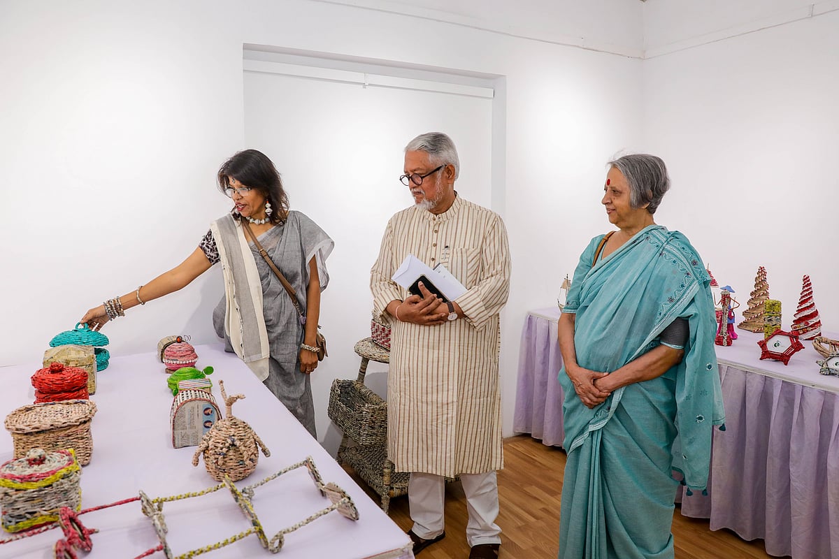 উদ্বোধনের পর প্রদর্শনী ঘুরে দেখেন অতিথিরা। লালমাটিয়া, ঢাকা, ১ মে