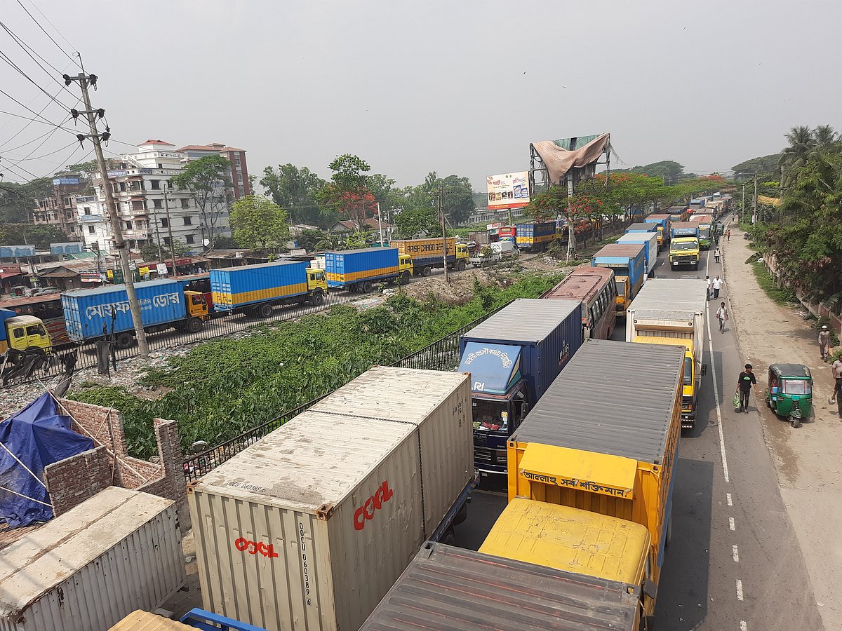 ঢাকা-চট্টগ্রাম মহাসড়কে দীর্ঘ যানজট। আজ সকাল সাড়ে দশটার দিকে কুমিল্লার দাউদকান্দি উপজেলার গৌরীপুর এলাকায়
