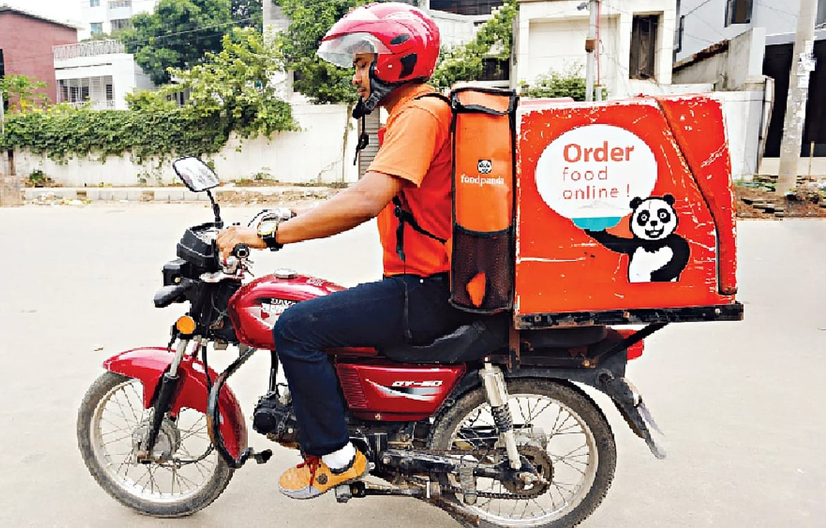 মানুষ এখন আর কেবল শ্রমিক নয়; তাঁদের বলা হচ্ছে ‘ফ্রিল্যান্সার’, ‘কন্ট্রিবিউটর’, ‘পার্টনার’, ‘ডেলিভারি ম্যান’।