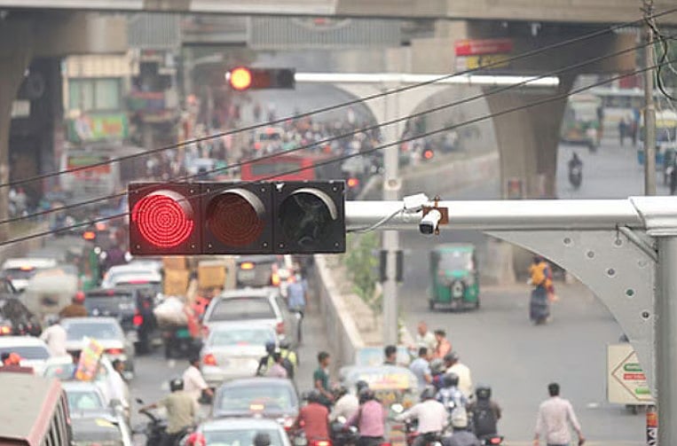 সড়কে শৃঙ্খলা ফিরিয়ে আনতে রাজধানীর গুরুত্বপূর্ণ সড়কে বসানো হচ্ছে সিগন্যাল বাতি, সিসি ক্যামেরা ও মাইক। সম্প্রতি রাজধানীর ফার্মগেট এলাকায়