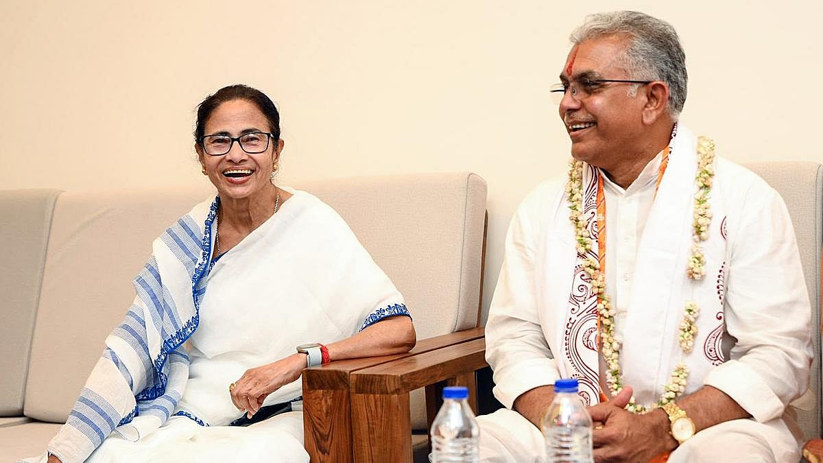 পশ্চিম মেদিনীপুরের দিঘায় জগন্নাথ মন্দিরের উদ্বোধনী অনুষ্ঠানে পশ্চিমবঙ্গের মুখ্যমন্ত্রী মমতার সঙ্গে বিজেপি নেতা দিলীপ ঘোষ। ১ মে, পশ্চিমবঙ্গ