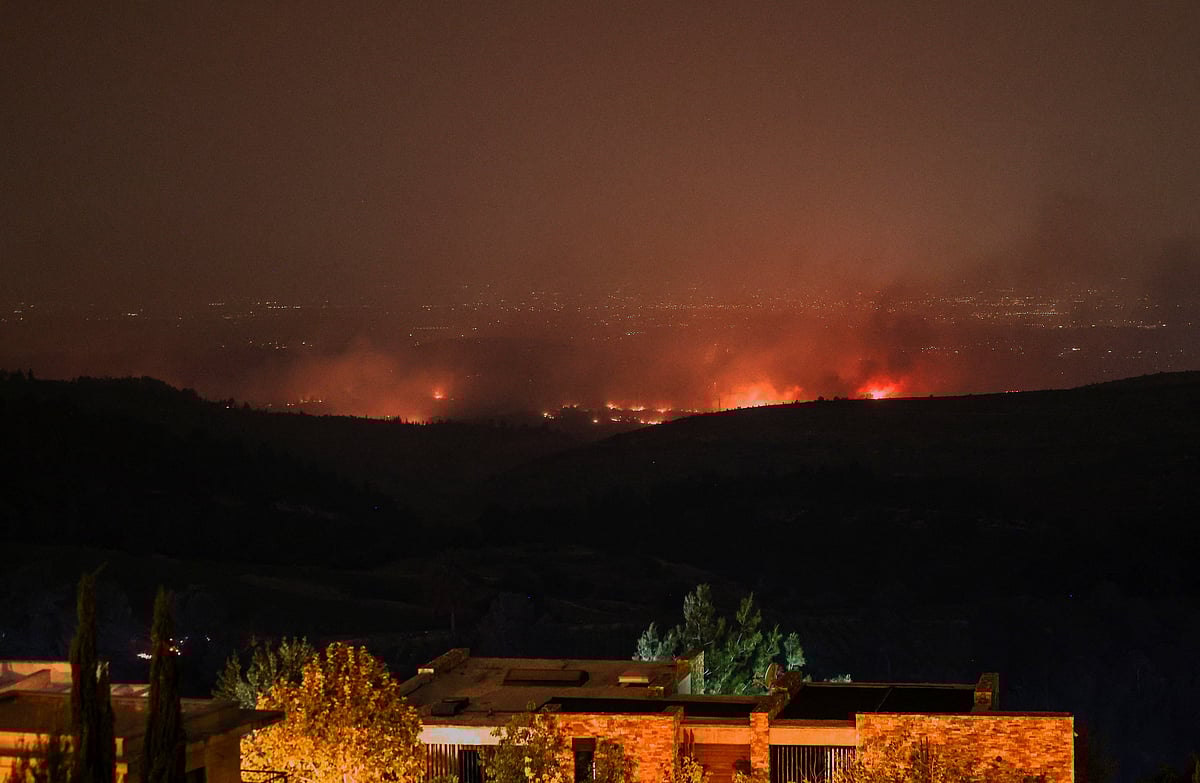 জেরুজালেমের কাছে ছড়িয়ে পড়া দাবানল থেকে ধোঁয়া বের হচ্ছে। ৩০ এপ্রিল, নেভে ইলান