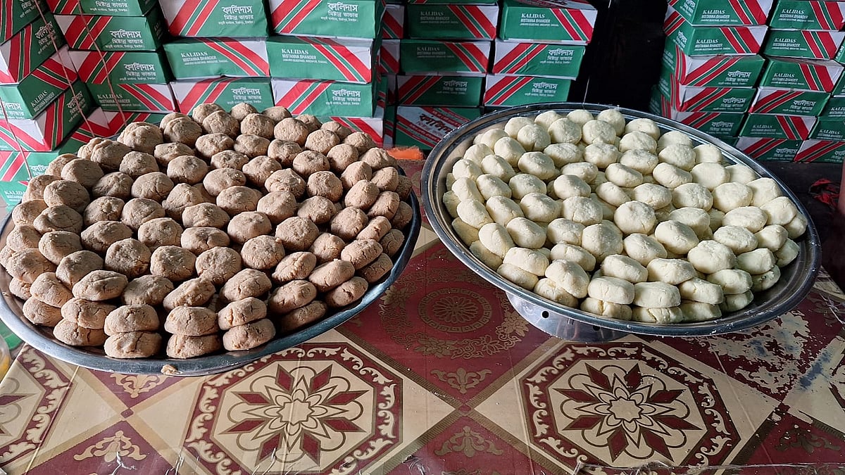 চিনি ও গুড়ের তৈরি দুই ধরনের সন্দেশের কেজিপ্রতি দাম ৮০০ টাকা