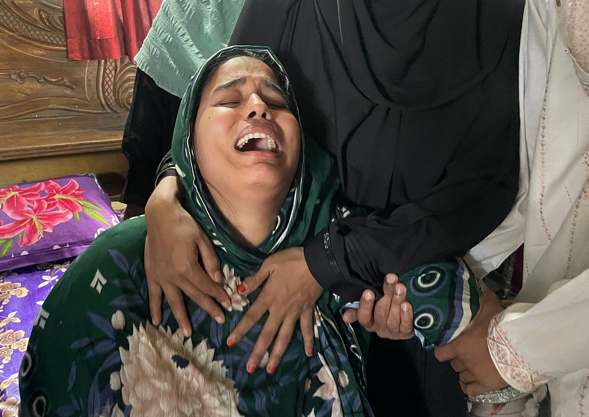 পাহাড়ধসে মাটিচাপা পড়ে মারা গেছে শিশুসন্তান। ছেলের মৃত্যুতে থামছে না মায়ের কান্না