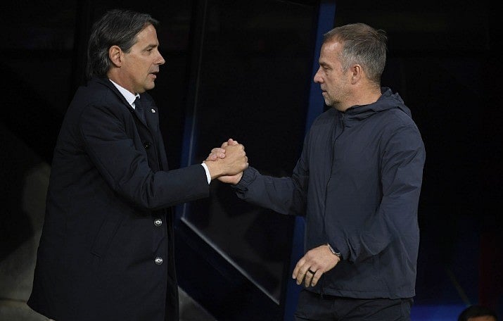 হান্সি ফ্লিক (ডানে) ও সিমোন ইনজাগির প্রথম লড়াইয়ে কেউ জেতেননি, কেউ হারেননি