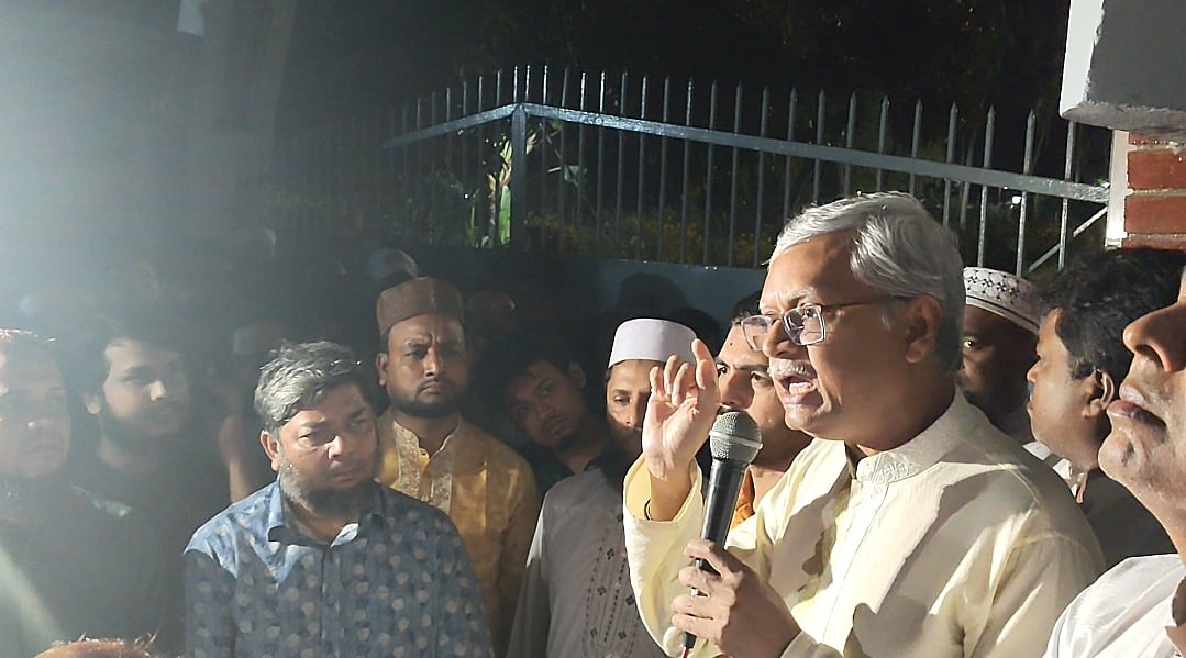 আন্দোলনরত শিক্ষার্থীদের সঙ্গে কথা বলেন রাজশাহী বিশ্ববিদ্যালয়ের উপাচার্য সালেহ্ হাসান নকীব। বৃহস্পতিবার সন্ধ্যায় উপাচার্যের বাসভবনের ফটকের সামনে