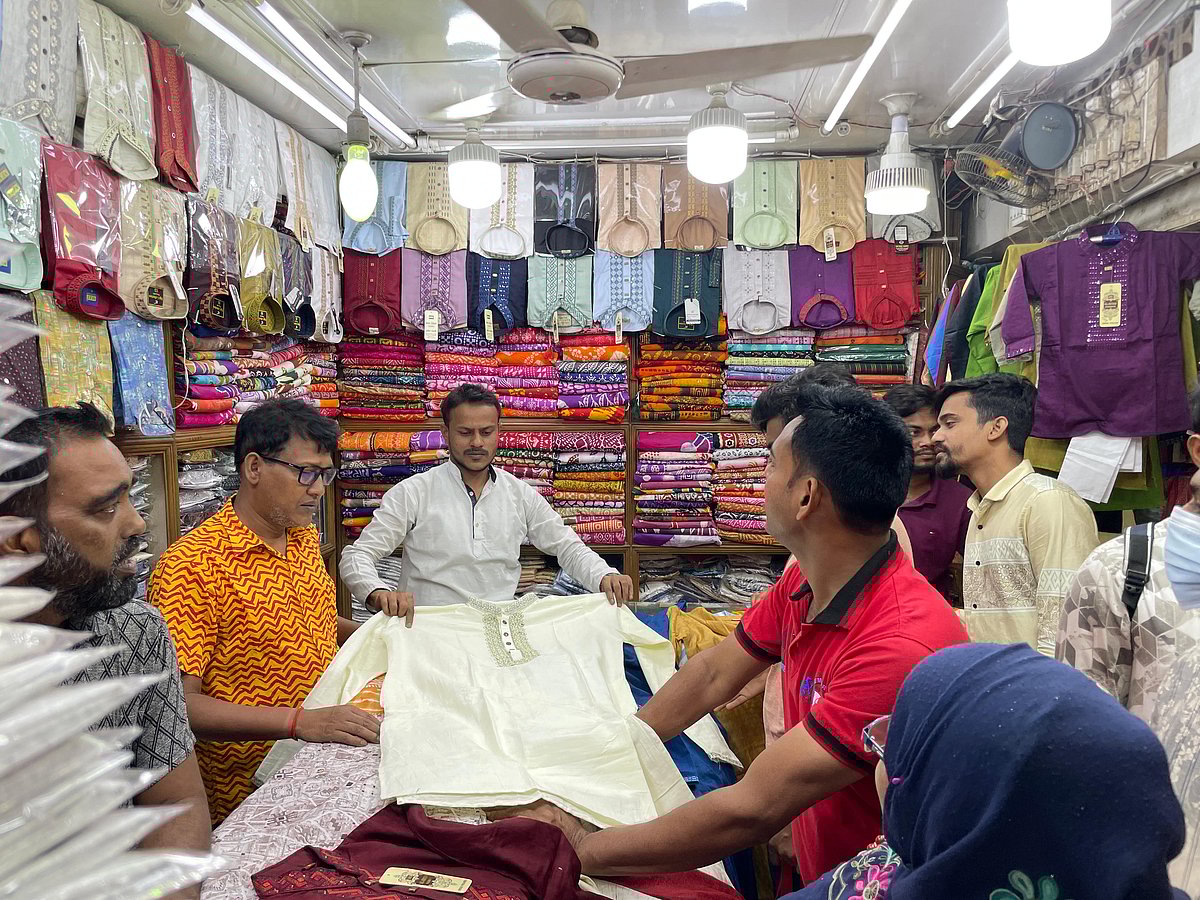 কুমিল্লার ঐতিহ্যের স্মারক খাদি কাপড়ের পাঞ্জাবি দেখছেন ক্রেতারা। নগরের কান্দিরপাড় এলাকার একটি দোকানে