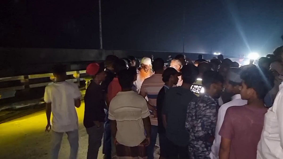 ঘটনার পর স্থানীয় লোকজন নারীকে ঘিরে ধরে ছেলেটিকে ফেলে দেওয়ার কারণ জানতে চান। কিছুক্ষণ পর পুলিশ গিয়ে ওই নারীকে হেফাজতে নেয়