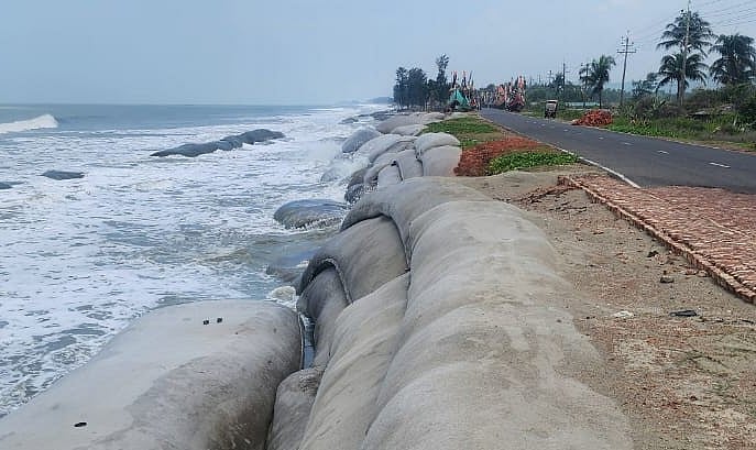 জোয়ারে ভাঙছে কক্সবাজার-টেকনাফ মেরিন ড্রাইভের সর্বশেষ প্রান্ত সাবরাং ট্যুরিজম পয়েন্ট এলাকা। আজ বৃহস্পতিবার দুপুরে