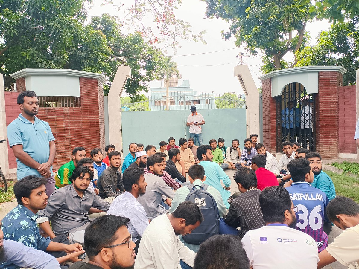 রুয়া নির্বাচন স্থগিতের প্রতিবাদে বিক্ষোভ করছেন ইসলামী ছাত্রশিবিরের নেতা-কর্মীরা। আজ বৃহস্পতিবার বিকেলে রাজশাহী বিশ্ববিদ্যালয়ের উপাচার্যের বাসভবনের সামনে