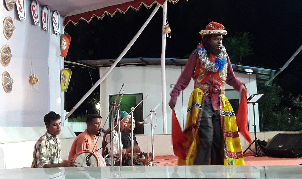 গাজীর গানের আসরে ‘গাজী কালু চম্পাবতী’ পালা চলছে। ২৯ এপ্রিল সন্ধ্যায় মৌলভীবাজার পৌরসভার মেয়র চত্বরে