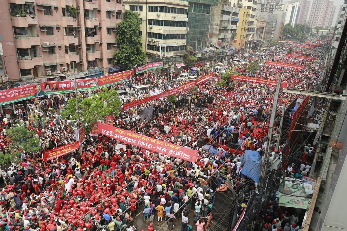 নয়াপল্টনে মহান মে দিবস উপলক্ষে জাতীয়তাবাদী শ্রমিক দলের উদ্যোগে সমাবেশ শুরু হয়েছে। এতে নেতা-কর্মীদের ঢল নেমেছে