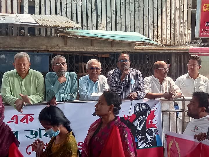 ‘শ্রমিক বাঁচাও, শিল্প বাঁচাও, দেশ বাঁচাও’ স্লোগানে জাতীয় প্রেসক্লাব-সংলগ্ন তোপখানা রোডে সমাবেশটি আয়োজন করে শ্রমিক জোট