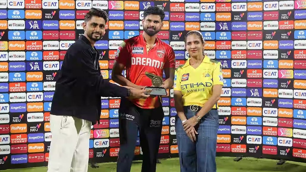 ম্যাচসেরার পুরস্কার হাতে পাঞ্জাব কিংস অধিনায়ক শ্রেয়াস আইয়ার