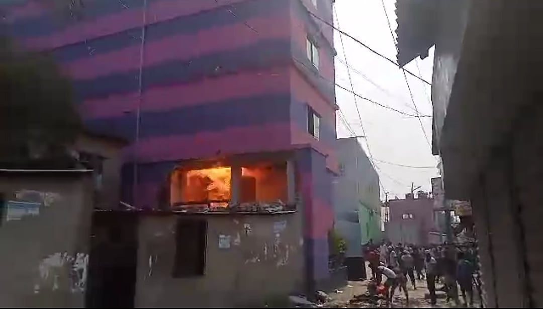 গ্যাসের মিটার বিস্ফোরণ থেকে আগুন লেগে চারজন নিরাপত্তা প্রহরী দগ্ধ হয়েছে। বৃহস্পতিবার সকালে রূপগঞ্জের রূপসী কাজীপাড়া এলাকায়