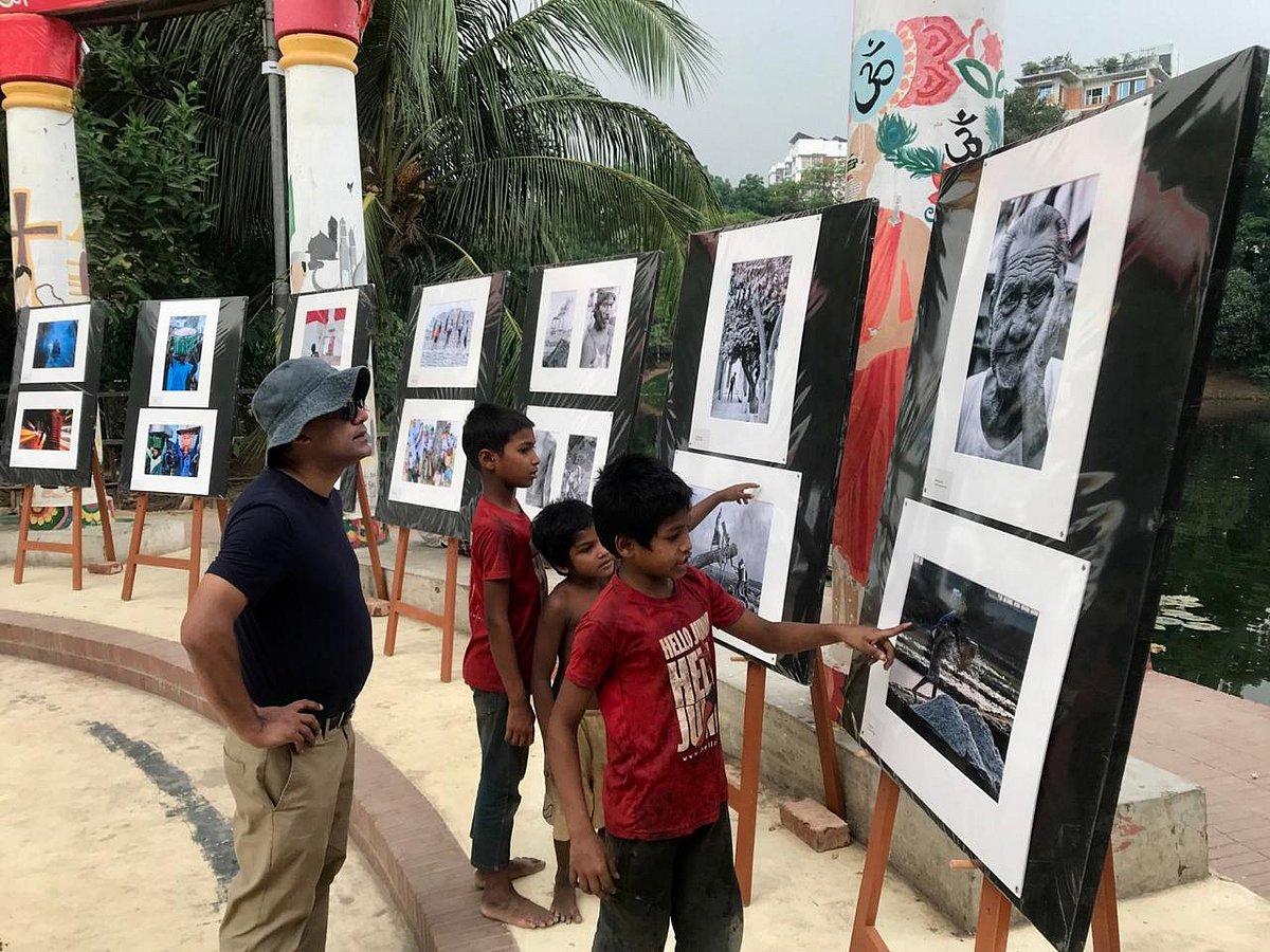 রবীন্দ্রসরোবরের উন্মুক্ত প্রাঙ্গণে আয়োজিত প্রদর্শনীতে চিত্রকলা, আলোকচিত্র, ডিজিটাল মাধ্যমসহ বিভিন্ন মাধ্যমে শ্রমজীবী মানুষের জীবনসংগ্রামকে তুলে ধরা হয়। ঢাকা, ১ মে