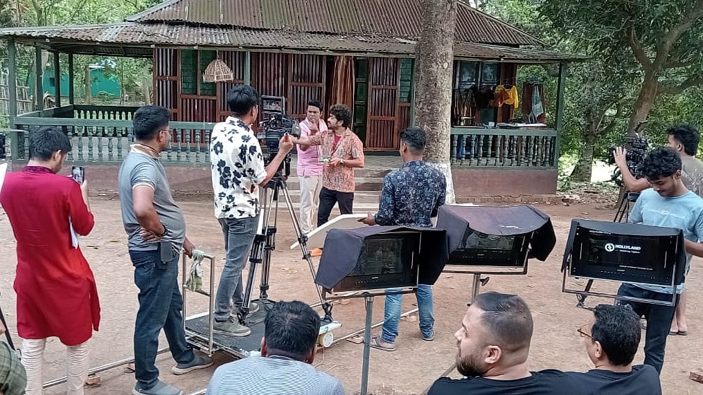 নেপথ্যে থাকা সহকারী পরিচালক, সেট নির্মাতা, লাইটম্যান, প্রোডাকশন, মেকআপ আর্টিস্টদের কথা অনেকটাই উপেক্ষিত। ছবি : সংগৃহীত