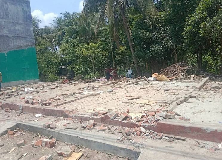 ছয়টি দোকান ভেঙে গুঁড়িয়ে দিয়ে মাল লুট করে নিয়ে গেছে দুর্বৃত্তরা। বৃহস্পতিবার সকালে ঝালকাঠির কাঁঠালিয়া উপজেলার দক্ষিণ অনইলবুনিয়া গ্রামের বটতলা বাজারে