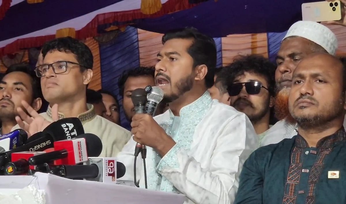 শ্রমিক সমাবেশে গণ অধিকার পরিষদের সভাপতি নুরুল হক। আজ বৃহস্পতিবার বিকেলে ঢাকার সাভার উপজেলার আশুলিয়ার জিরাবো এলাকায়