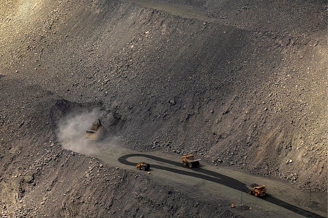 রাশিয়ার হামলার মধ্যেই ইউক্রেনের একটি আকরিক লোহাখনিতে খনিজ উত্তোলনের কাজ চলছে
