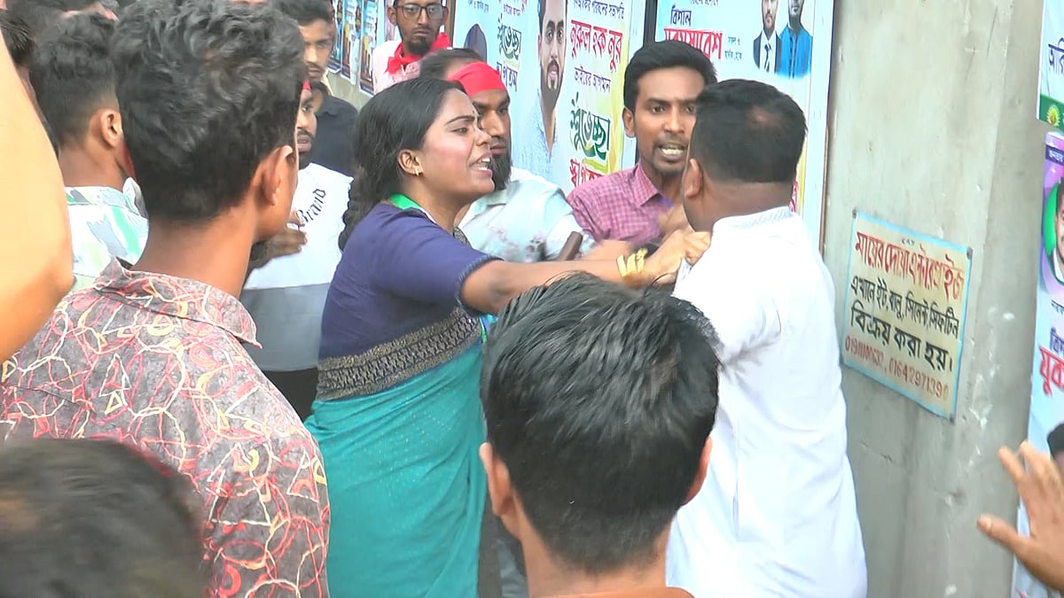 নুরুল হক নুরের সামনেই দুই গ্রুপের হাতাহাতি