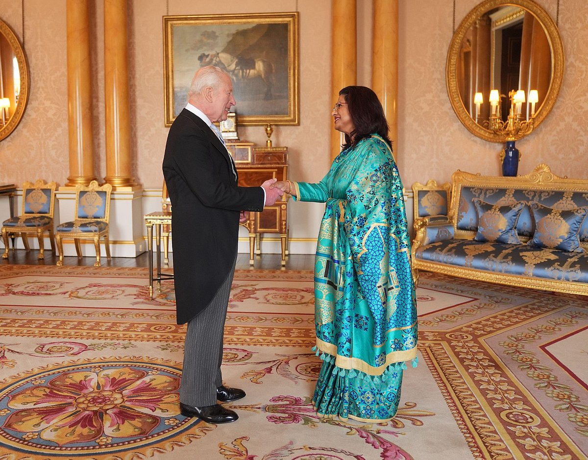 যুক্তরাজ্যে নিযুক্ত বাংলাদেশের হাইকমিশনার আবিদা ইসলাম বৃহস্পতিবার বাকিংহাম প্যালেসে রাজা তৃতীয় চার্লসের কাছে আনুষ্ঠানিক পরিচয়পত্র পেশ করেছেন