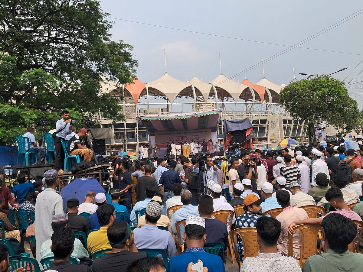 আওয়ামী লীগ নিষিদ্ধের দাবিতে বিক্ষোভ সমাবেশে বায়তুল মোকাররমের দক্ষিণ ফটকে জড়ো হচ্ছেন এনসিপির নেতা-কর্মীরা'