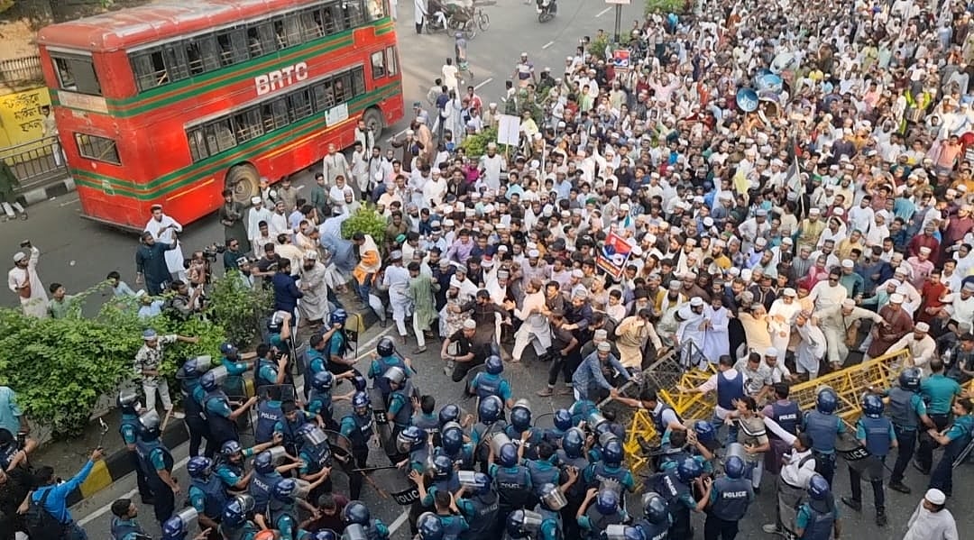 মৎস্য ভবন এলাকায় পুলিশের ব্যারিকেড ভেঙে ফেলে আহলে সুন্নাত ওয়াল জামা’আতের নেতা–কর্মীরা