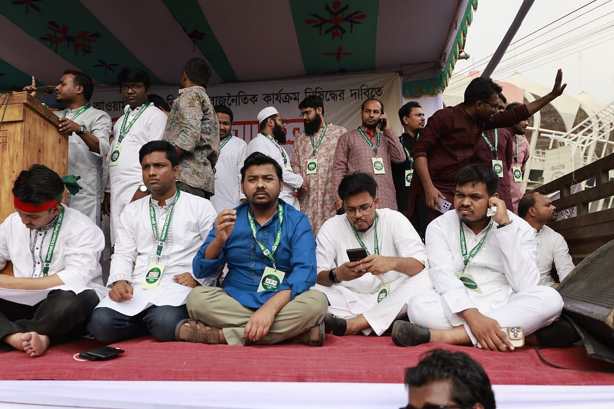 আওয়ামী লীগের বিচার ও দলটির রাজনৈতিক কার্যক্রম নিষিদ্ধ করার দাবিতে জাতীয় নাগরিক পার্টির সমাবেশ মঞ্চে দলের যুগ্ম আহ্বায়ক সারোয়ার তুষার। আজ শুক্রবার বিকেলে ঢাকায় জাতীয় মসজিদ বায়তুল মোকাররমের দক্ষিণ ফটকে