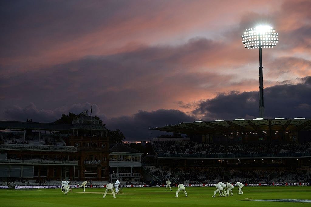 ফ্লাডলাইটের আলোয় টেস্ট ক্রিকেট