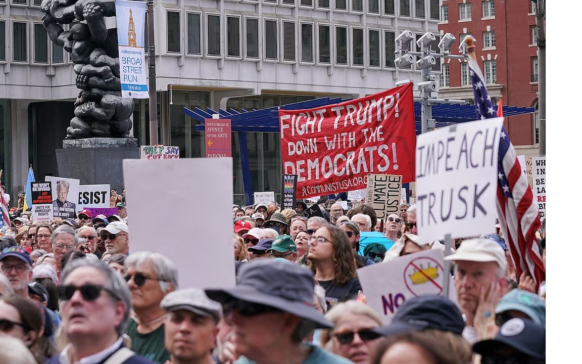 যুক্তরাষ্ট্রের পেনসিলভানিয়া অঙ্গরাজ্যের ফিলাডেলফিয়ায় ট্রাম্পবিরোধী বিক্ষোভে জড়ো হয়েছেন মানুষ