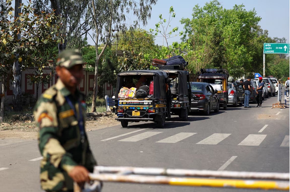 আটারি-ওয়াঘা সীমান্তে বিএসএফের পাহারায় গাড়ির সারি