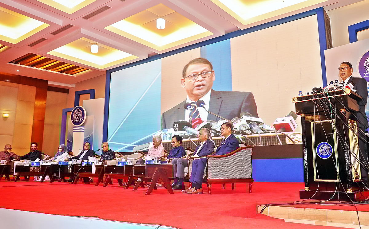 পুলিশ সপ্তাহ উপলক্ষে ‘নাগরিক ভাবনায় জনতার পুলিশ: নিরাপত্তা ও আস্থার বন্ধন’ শীর্ষক মতবিনিময় সভায় বক্তব্য দেন আইজিপি বাহারুল আলম। বৃহস্পতিবার রাজধানীর রাজারবাগে বাংলাদেশ পুলিশ অডিটরিয়ামে