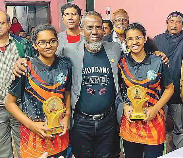 বাবা আবদুর রাজ্জাকের সঙ্গে দুই মেয়ে রায়তা ও রাফিয়া চৌধুরী।