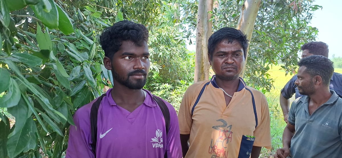 দিনাজপুরের বিরলে বাংলাদেশি নাগরিকদের হাতে আটক দুই ভারতীয় নাগরিক। শুক্রবার দুপুরে উপজেলার মল্লিকপুর কারুলিয়াপাড়া এলাকায়