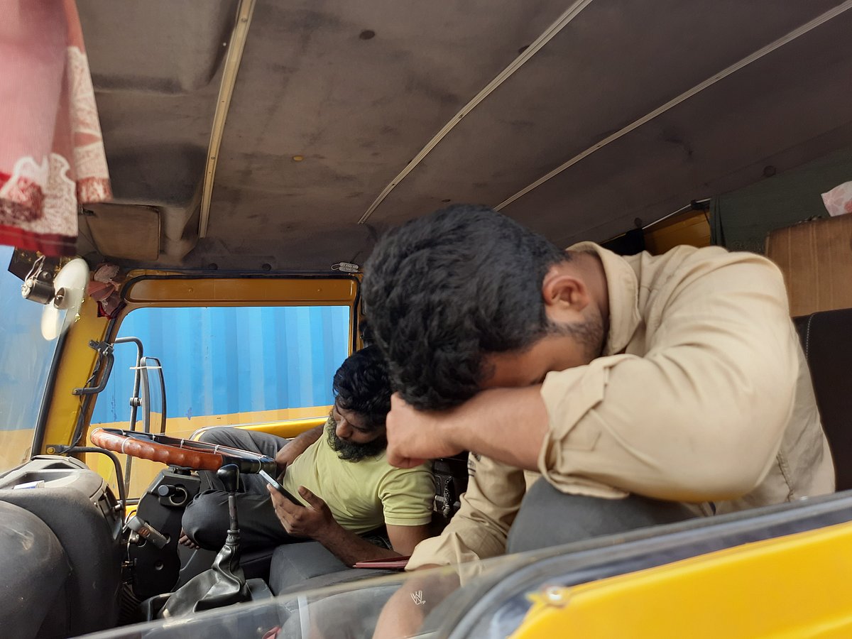 ঢাকা-চট্টগ্রাম মহাসড়কে দীর্ঘ সময় ধরে যানবাহন চলাচল বন্ধ থাকায় গাড়িতে বসেই অলস সময় কাটাচ্ছেন চালক। পাশেই ঘুমিয়ে পড়েছেন তাঁর সহকারী। গতকাল সকালে কুমিল্লার দাউদকান্দি উপজেলার গৌরীপুর এলাকায়