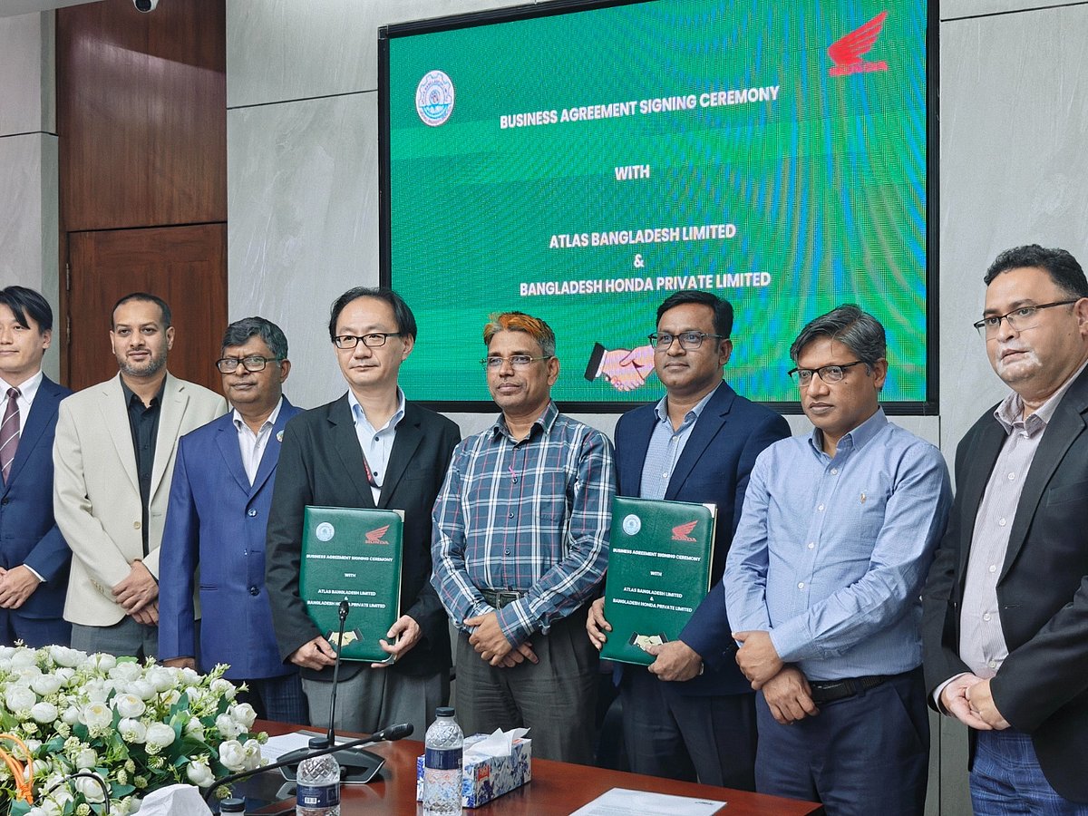হোন্ডা ব্র্যান্ডের সব মডেলের মোটরসাইকেল আনবে এটলাস
চুক্তি স্বাক্ষর অনুষ্ঠানে বাংলাদেশ ইস্পাত ও প্রকৌশল করপোরেশন (বিএসইসি), এটলাস বাংলাদেশ লিমিটেড (এবিএল) ও বাংলাদেশ হোন্ডা প্রাইভেট লিমিটেডের (বিএইচএল) ঊর্ধ্বতন কর্মকর্তারা