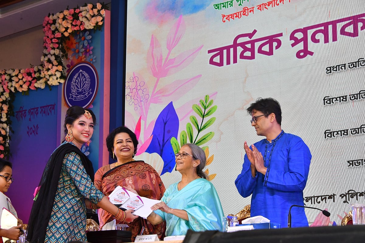 পুলিশ সপ্তাহ-২০২৫ উপলক্ষে আজ শুক্রবার রাজারবাগ পুলিশ লাইনস মিলনায়তনে পুনাকের বার্ষিক সমাবেশ ও আনন্দ মেলা-২০২৫ অনুষ্ঠানে প্রধান অতিথি হিসেবে অংশগ্রহণ করেন মৎস্য ও প্রাণিসম্পদ উপদেষ্টা ফরিদা আখতার। পুনাক পরিবারের সদস্যদের সন্তানদের শিক্ষাবৃত্তি, কোরআন তিলাওয়াত, সংগীত, চিত্রাঙ্কন, নৃত্য, আবৃত্তি, কম্পিউটারসহ বিভিন্ন ক্ষেত্রে কৃতিত্বের জন্য পুরস্কার তুলে দেন তিনি