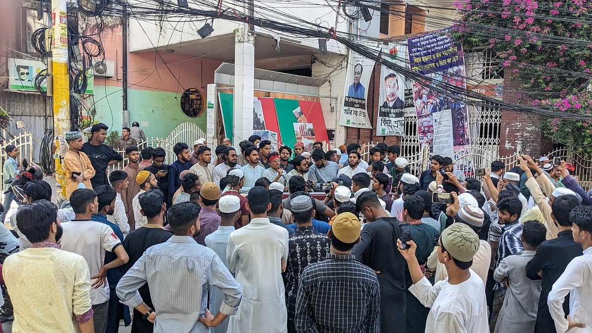 বাংলাদেশ সম্মিলিত সনাতনী জাগরণ জোটের মুখপাত্র চিন্ময় কৃষ্ণ দাস ব্রহ্মচারীর জামিন বাতিল ও আইনজীবী আলিফ হত্যার বিচারের দাবিতে চট্টগ্রাম নগরে বৈষম্যবিরোধী ছাত্র আন্দোলনের সমাবেশ। আজ দুপুরে