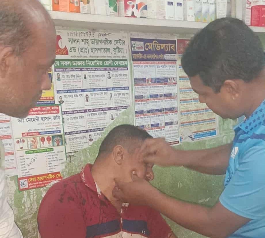 হামলায় আহত এক পুলিশ সদস্য