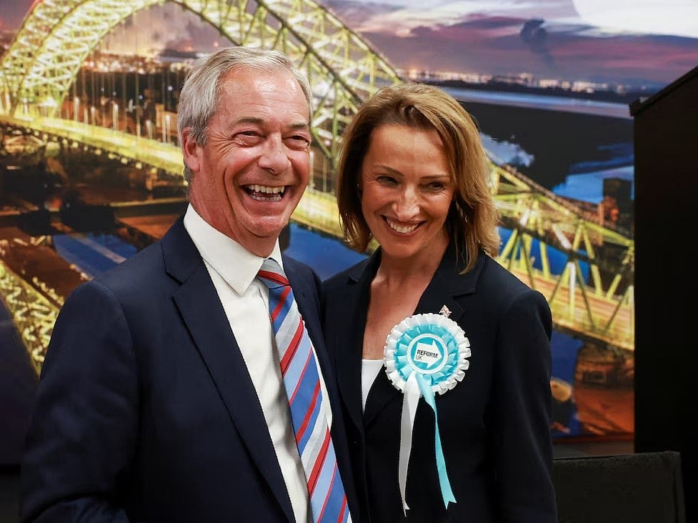 রিফর্ম ইউকের নেতা নাইজেল ফারাজ ও রাঙ্কর্ন ও হেলসবি উপনির্বাচনে বিজয়ী প্রার্থী সারাহ পোচিন